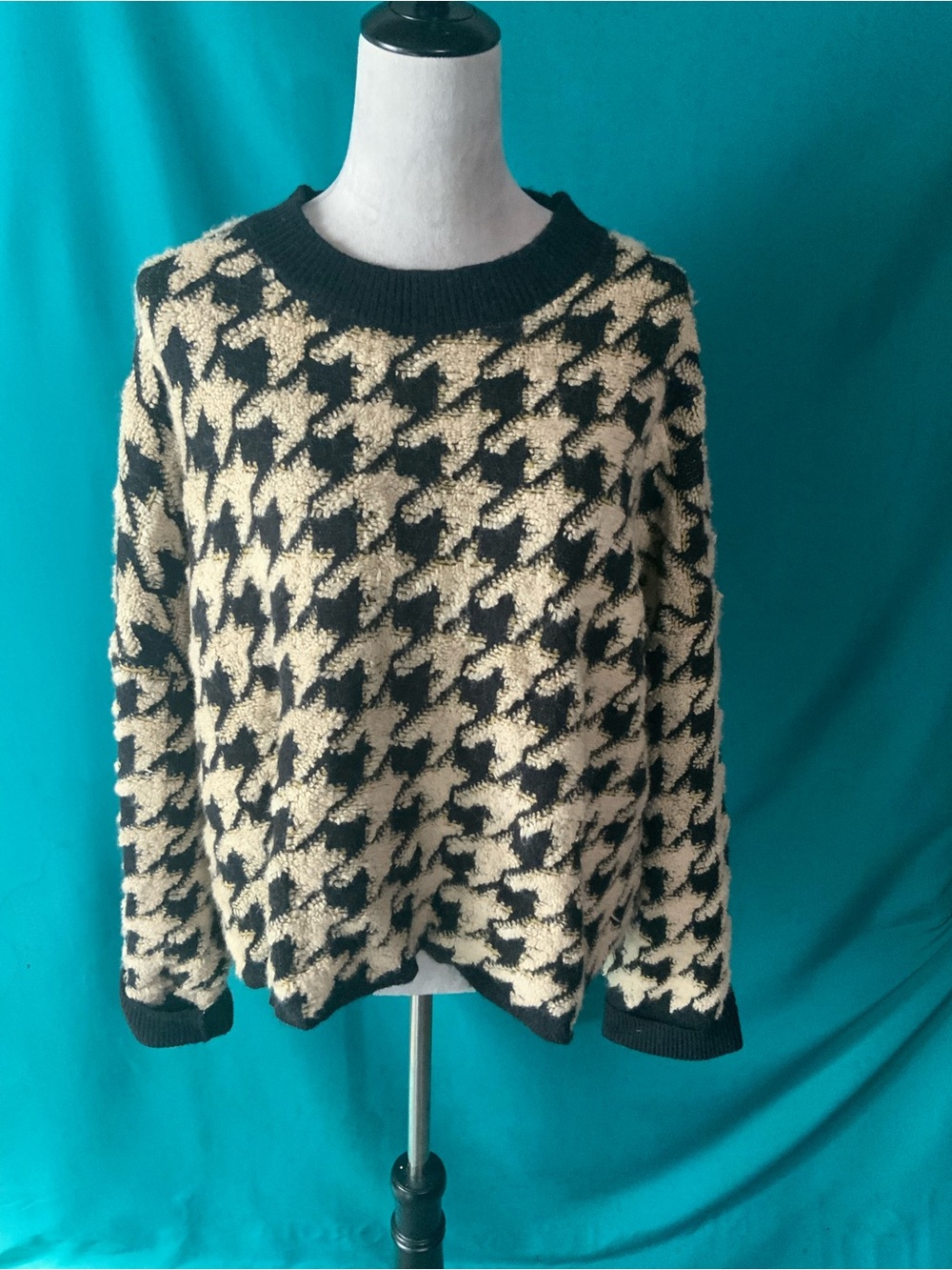 Max Studio Black and Cream Houndstooth Cropped Crewneck Sweater